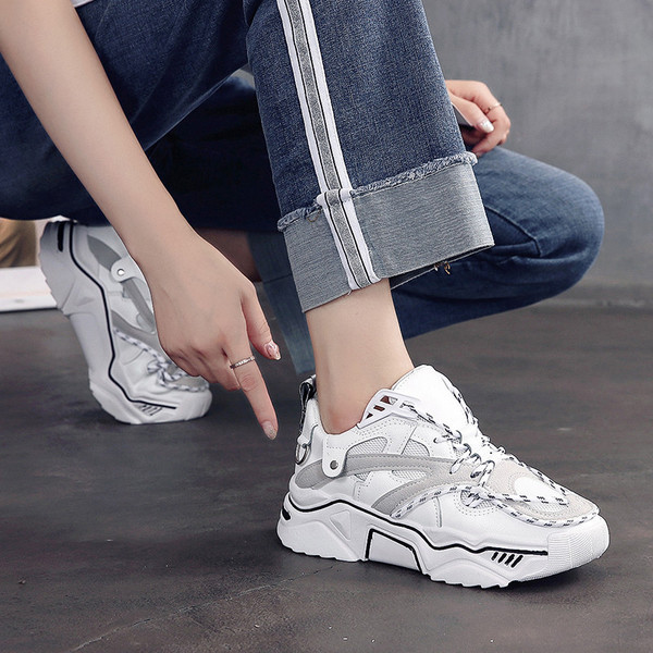 Modern női tornacipő fűzővel és durva talppal, fehér és fekete színben