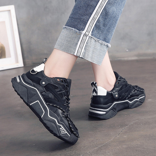 Modern női tornacipő fűzővel és durva talppal, fehér és fekete színben