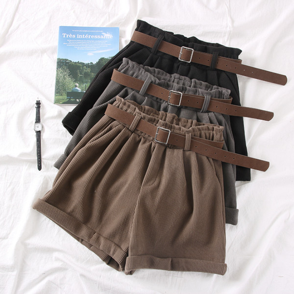Modern női rövidnadrág övvel és zsebekkel barna, szürke és fekete színben