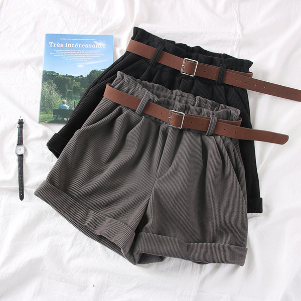 Modern női rövidnadrág övvel és zsebekkel barna, szürke és fekete színben