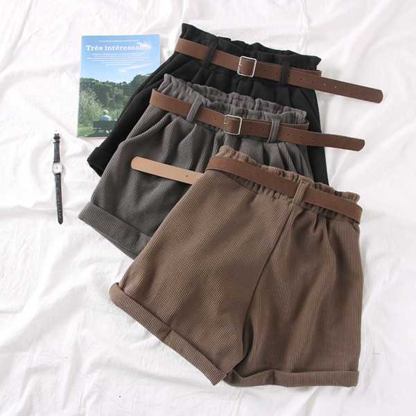 Modern női rövidnadrág övvel és zsebekkel barna, szürke és fekete színben