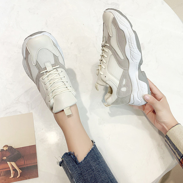 Modern női tornacipő bézs és fekete fűzővel