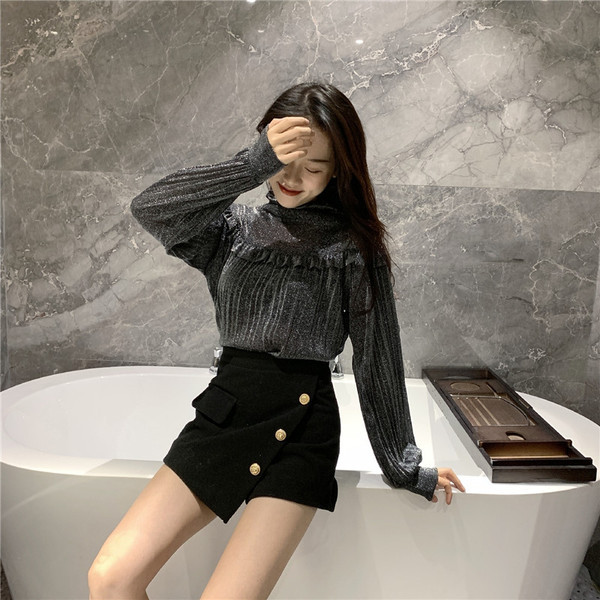 Bluză de damă cu guler polo în bej și negru