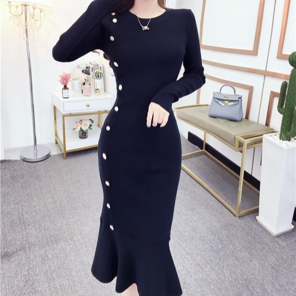 Aszimmetrikus női ruha fekete színben, fém elemekkel