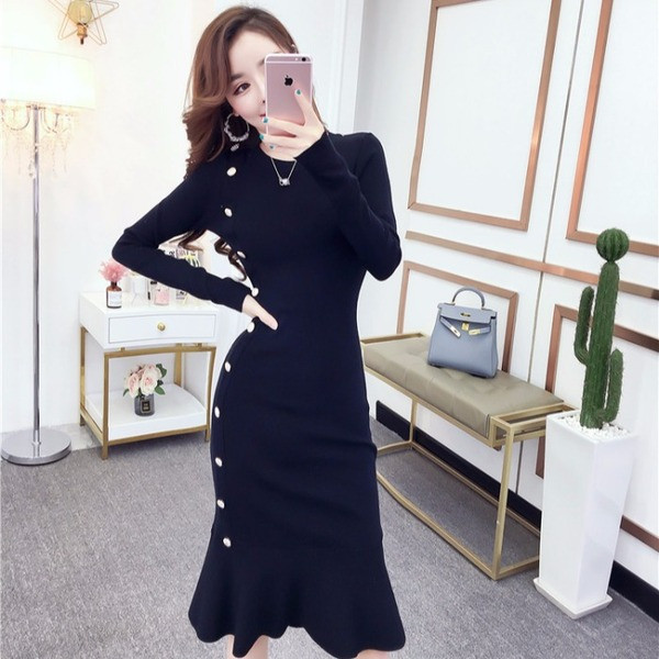 Aszimmetrikus női ruha fekete színben, fém elemekkel