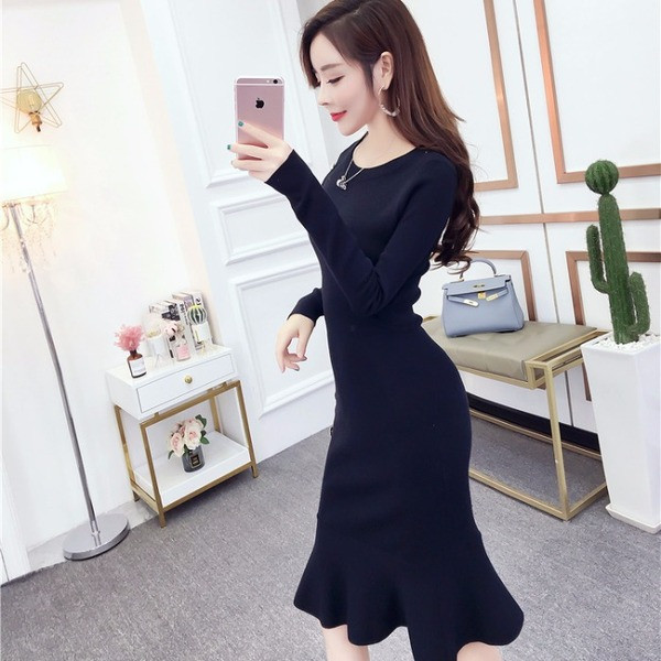 Aszimmetrikus női ruha fekete színben, fém elemekkel