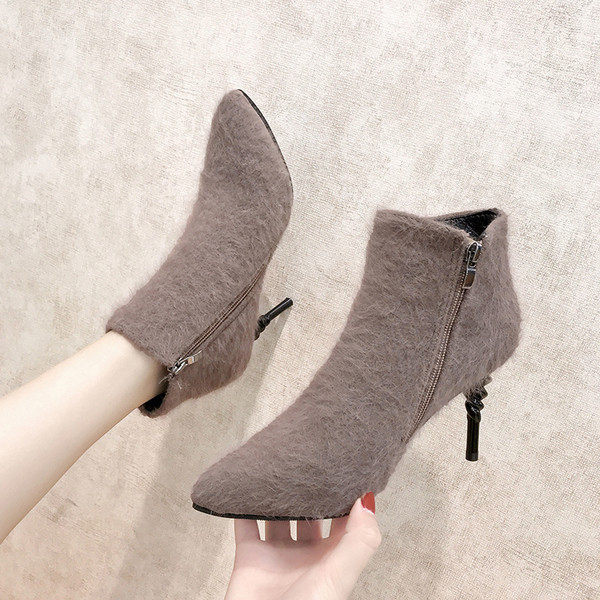 Model nou de cizme de puf de dama cu toc subtire in bej si negru