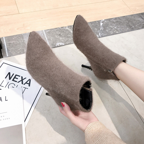 Model nou de cizme de puf de dama cu toc subtire in bej si negru