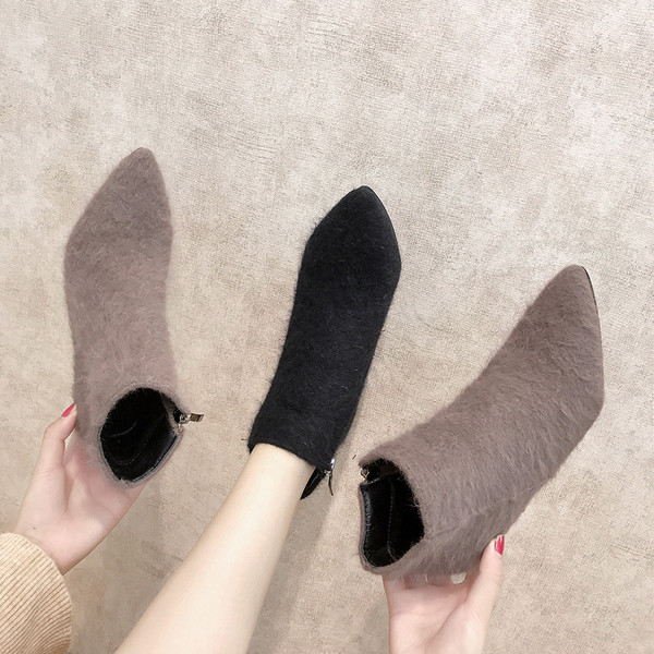 Model nou de cizme de puf de dama cu toc subtire in bej si negru