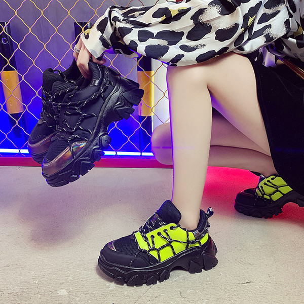 NOUL model de adidasi de dama cu sireturi si talpa aspra in negru si galben