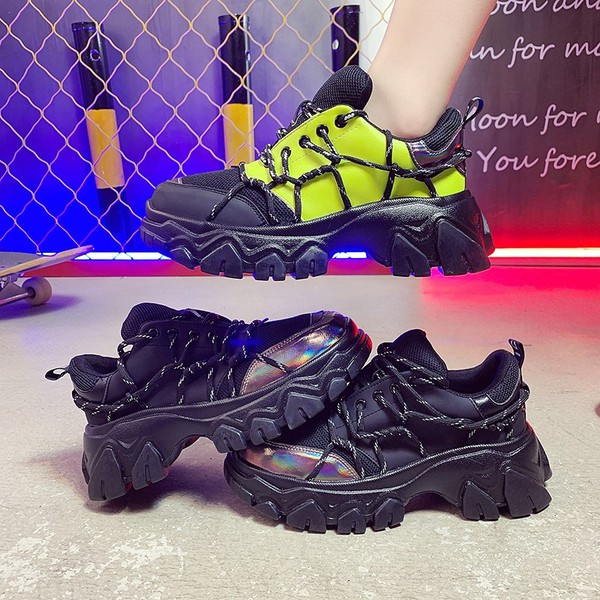 NOUL model de adidasi de dama cu sireturi si talpa aspra in negru si galben