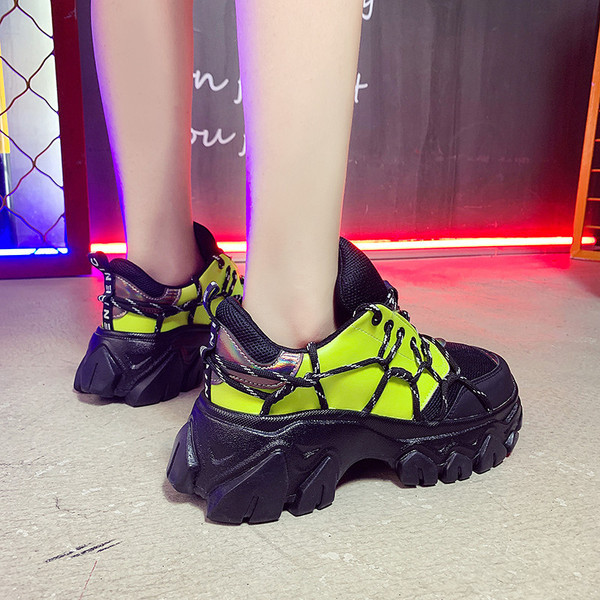 NOUL model de adidasi de dama cu sireturi si talpa aspra in negru si galben