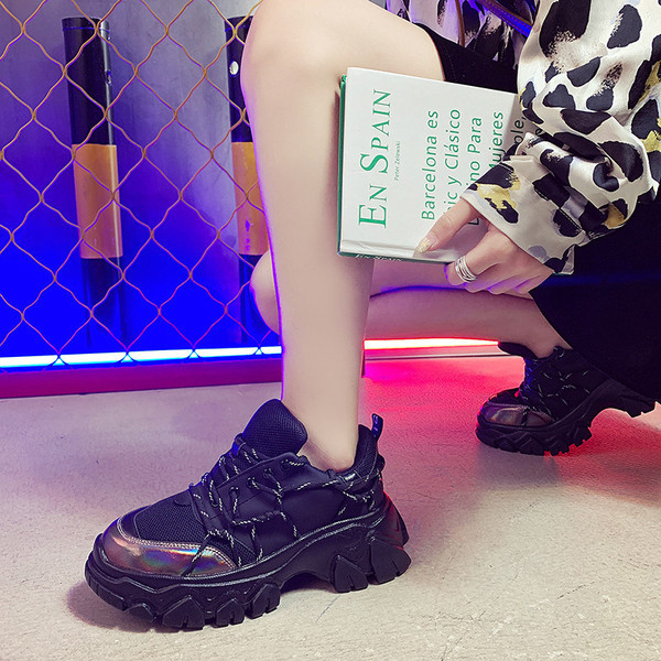 NOUL model de adidasi de dama cu sireturi si talpa aspra in negru si galben