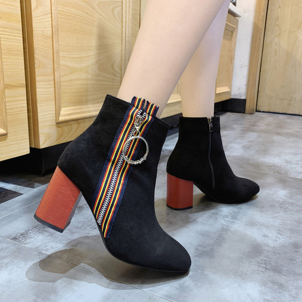 Ghete de dama moderne cu broderie si toc gros in negru