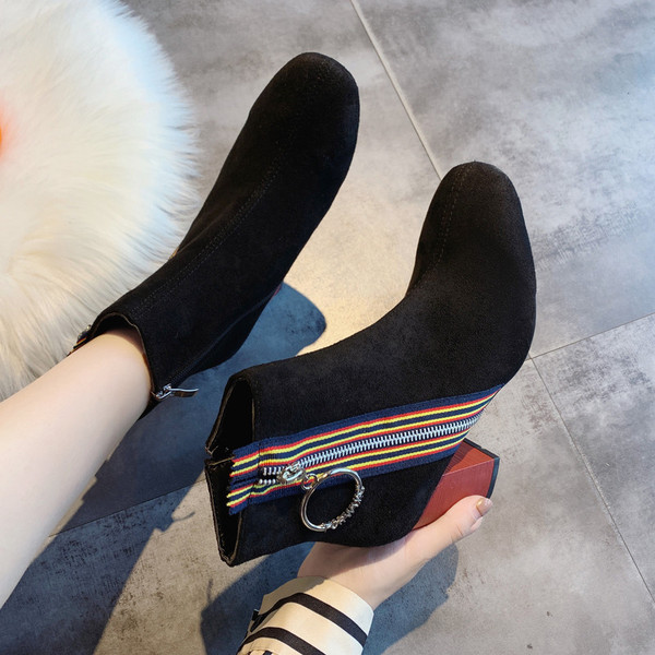 Ghete de dama moderne cu broderie si toc gros in negru