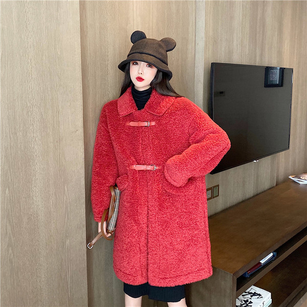 Palton lung și lat de puf în roșu