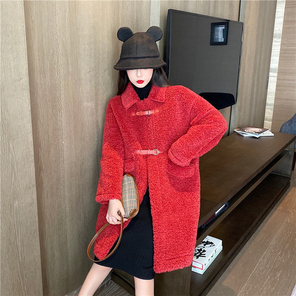 Palton lung și lat de puf în roșu