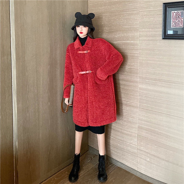 Palton lung și lat de puf în roșu