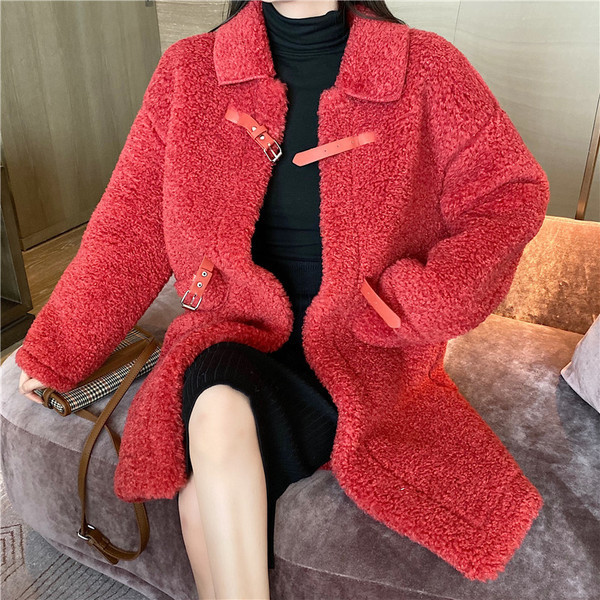 Palton lung și lat de puf în roșu