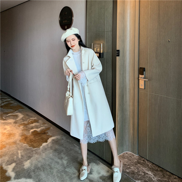 Palton lung elegant de dama alb cu nasturi