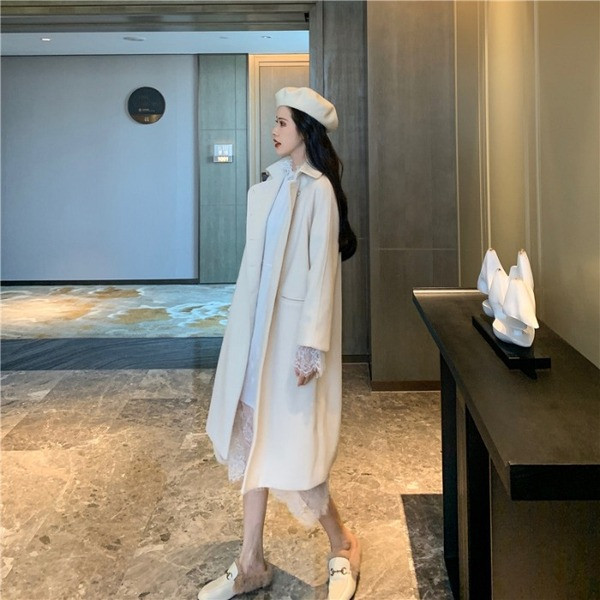 Palton lung elegant de dama alb cu nasturi