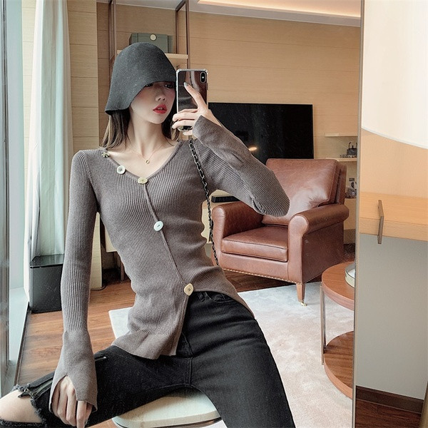 Bluză de damă moale, cu fantă și nasturi