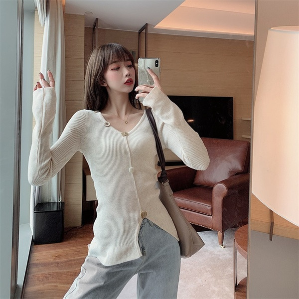 Bluză de damă moale, cu fantă și nasturi