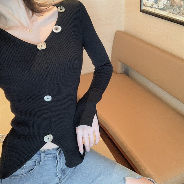 Bluză de damă moale, cu fantă și nasturi