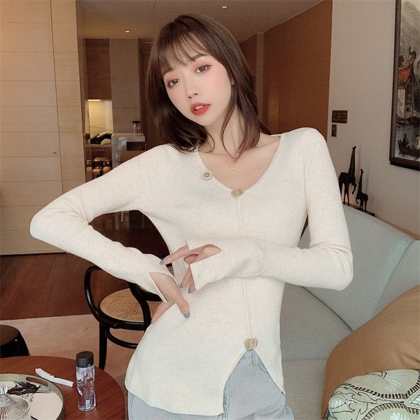 Bluză de damă moale, cu fantă și nasturi