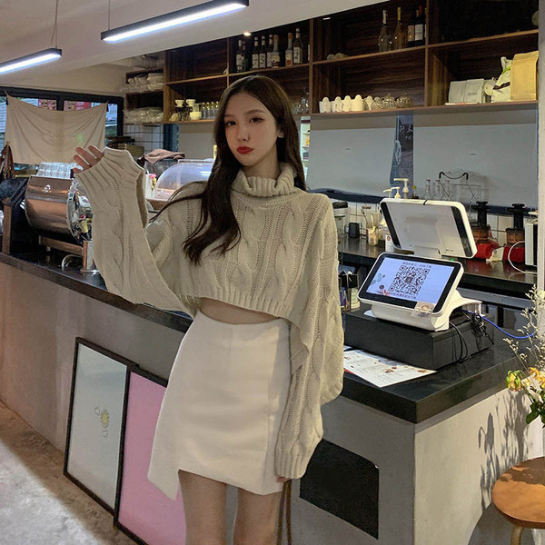 Pulover scurt gros cu guler polo de culoare bej