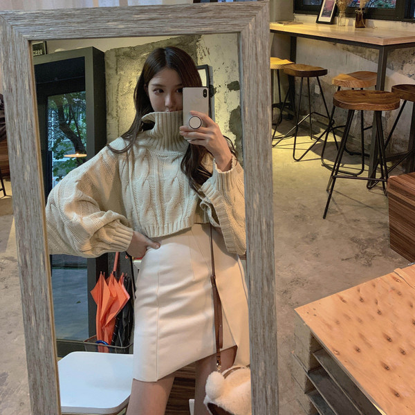 Pulover scurt gros cu guler polo de culoare bej