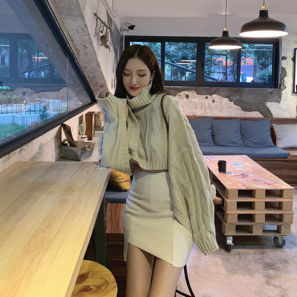 Pulover scurt gros cu guler polo de culoare bej