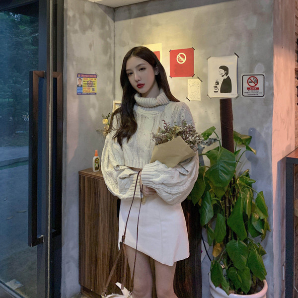 Pulover scurt gros cu guler polo de culoare bej