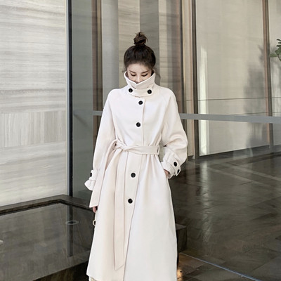 Модерно дамско палто с копчета и колан в бял и черен цвят