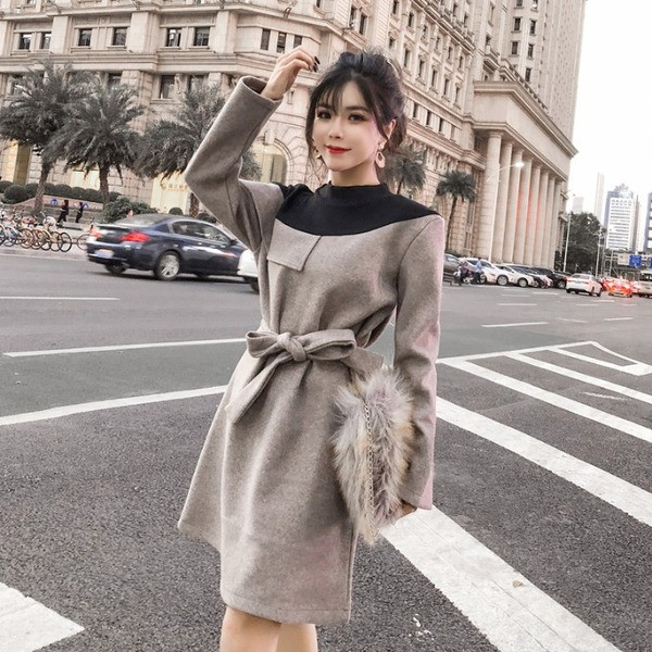 Μοντέρνο γυναικείο φόρεμα με ζώνη και χαμηλό κολάρο σε γκρι χρώμα