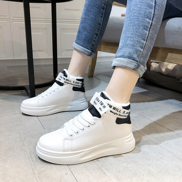 Γυναικεία casual αθλητικά παπούτσια με λουράκια ωελκρό και επίπεδη σόλα σε λευκό χρώμα