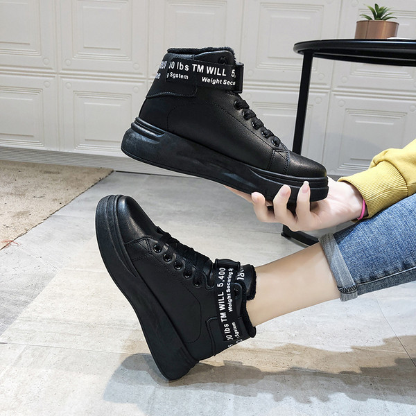 Γυναικεία casual αθλητικά παπούτσια με λουράκια ωελκρό και επίπεδη σόλα σε λευκό χρώμα