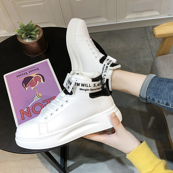 Γυναικεία casual αθλητικά παπούτσια με λουράκια ωελκρό και επίπεδη σόλα σε λευκό χρώμα