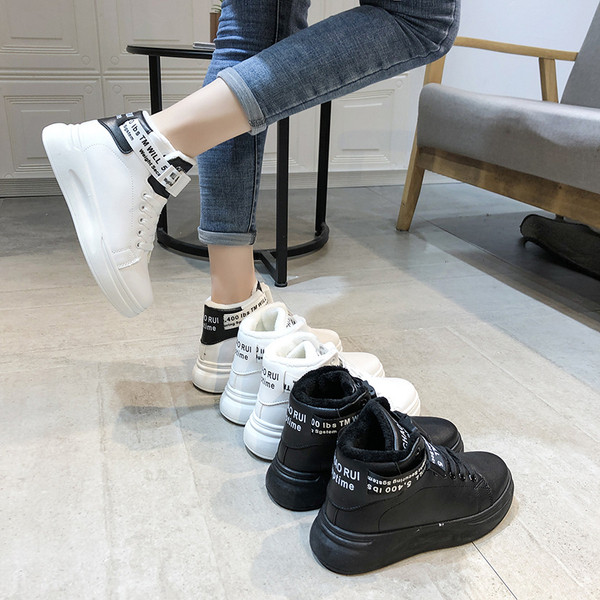 Γυναικεία casual αθλητικά παπούτσια με λουράκια ωελκρό και επίπεδη σόλα σε λευκό χρώμα