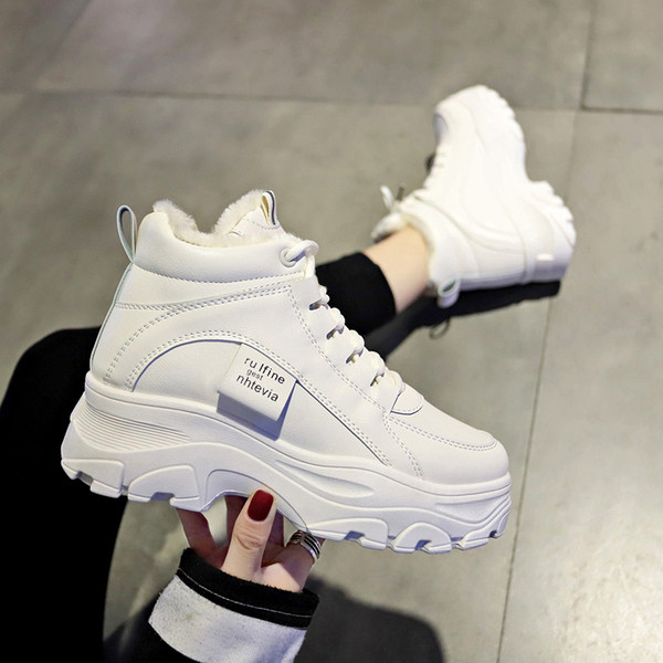 Γυναικεία αθλητικά παπούτσια με μαλακή επένδυση και ψηλή σόλα με άσπρο χρώμα