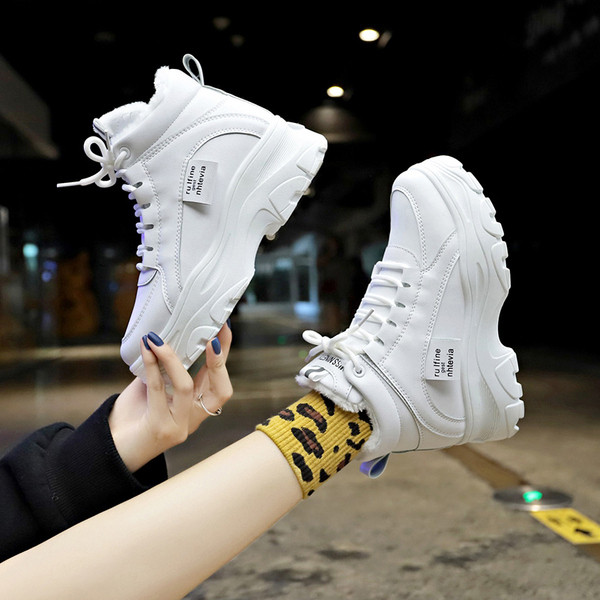 Γυναικεία αθλητικά παπούτσια με μαλακή επένδυση και ψηλή σόλα με άσπρο χρώμα