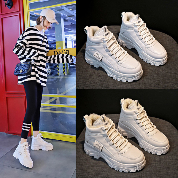 Γυναικεία αθλητικά παπούτσια με μαλακή επένδυση και ψηλή σόλα με άσπρο χρώμα