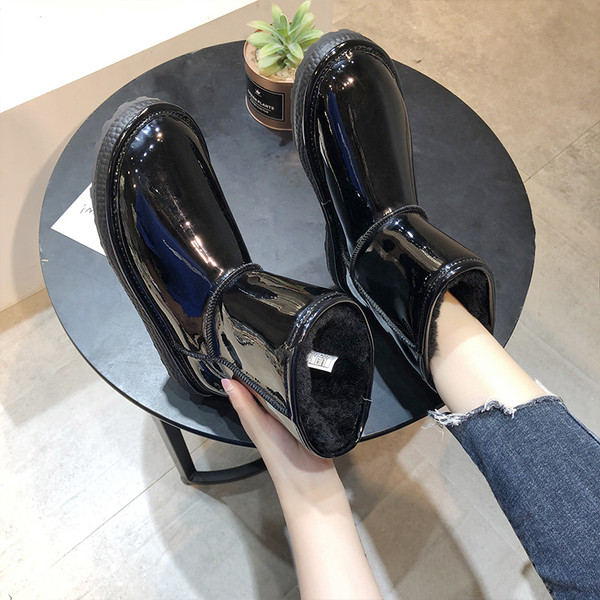 Cizme de iarna de dama moderne cu talpa plate in negru si argintiu