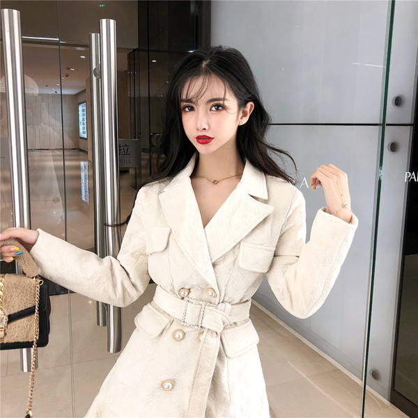 HIT Palton de damă croit elegant, cu centură și nasturi, în alb și negru