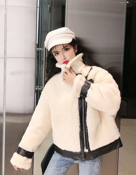 Дамско пухено палто с цип в бял цвят