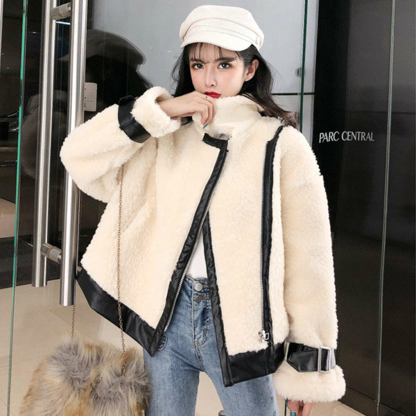 Дамско пухено палто с цип в бял цвят