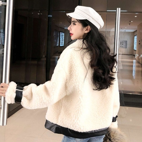 Дамско пухено палто с цип в бял цвят