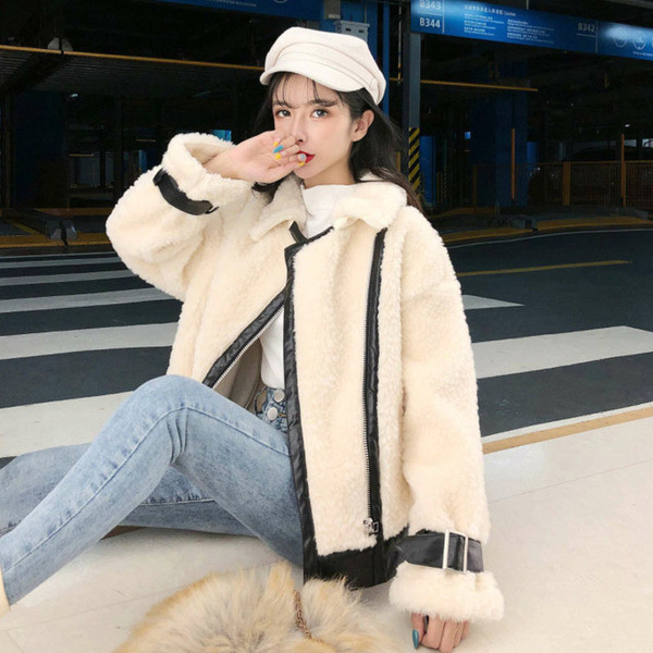 Дамско пухено палто с цип в бял цвят