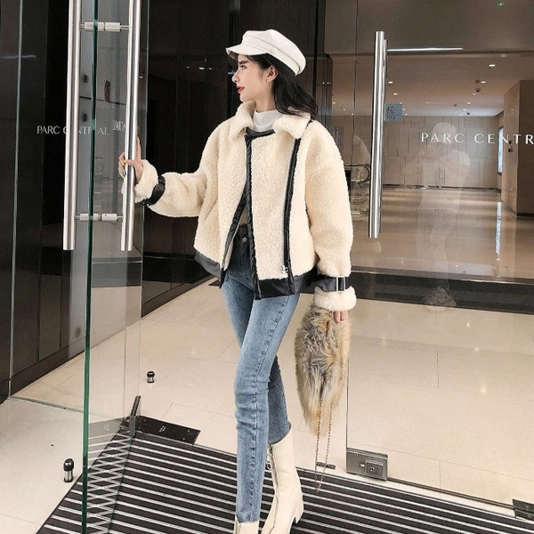 Дамско пухено палто с цип в бял цвят