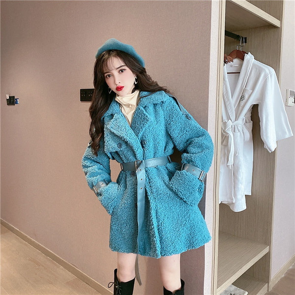 Χνουδωτό γυναικείο πουλόβερ με ζώνη σε μπλε και άσπρο χρώμα